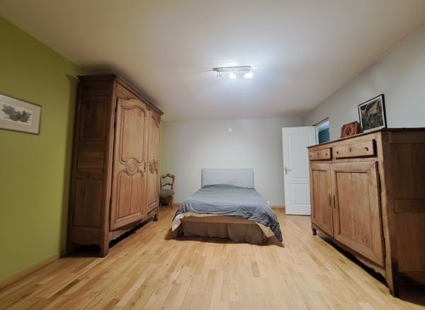 Maison en pierre avec grange