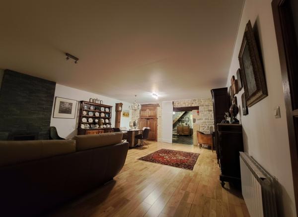 Maison en pierre avec grange