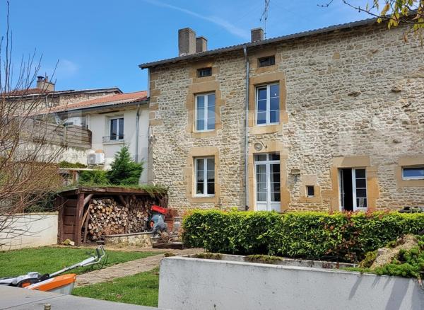 Maison en pierre avec grange