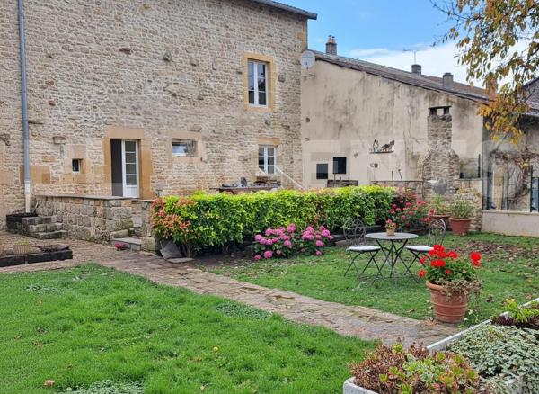 Maison en pierre avec grange