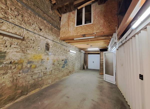 Maison en pierre avec grange