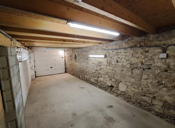 Maison en pierre avec grange