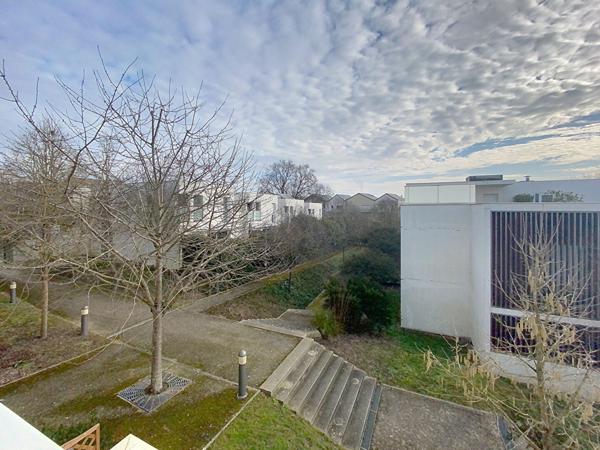 A vendre Angers les Hauts de Saint Aubin. Appartement type3, 2 chambres, 1er étage, chauffage individuel, place de parking en sous-sol.