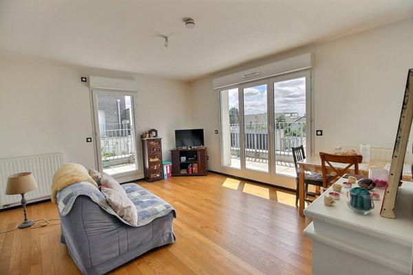 ROMAINVILLE, A 10MIN A PIED DU METRO CARNOT, 3EME ET DERNIER ETAGE, 2 PIECES TRES ENSOLEILLE, SANS AUCUN VIS A VIS AVEC UN EXCEPTIONNEL TOIT TERRASSE A 360°. PARKING EN SOUS-SOL