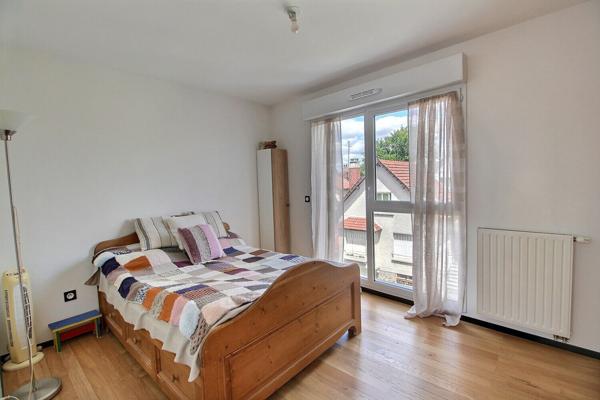 ROMAINVILLE, A 10MIN A PIED DU METRO CARNOT, 3EME ET DERNIER ETAGE, 2 PIECES TRES ENSOLEILLE, SANS AUCUN VIS A VIS AVEC UN EXCEPTIONNEL TOIT TERRASSE A 360°. PARKING EN SOUS-SOL