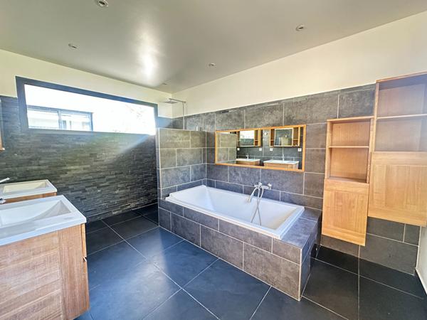 Maison d'architecte -2014- DPE B - 4 chambres - PISICNE