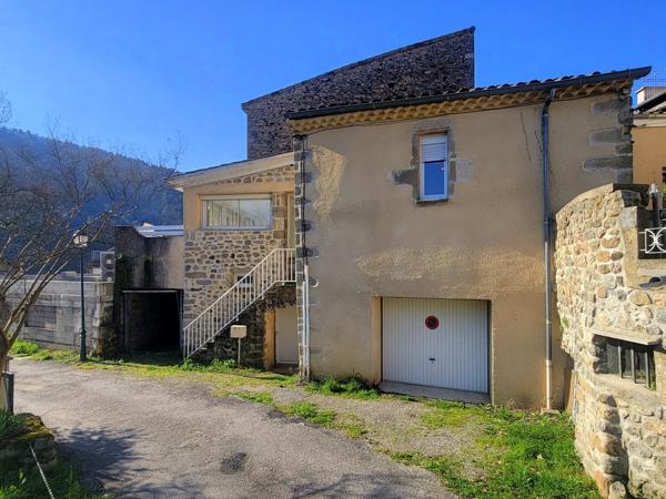 Charmante maison de village en pierres avec sous-sol et jardin