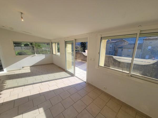 Charmante maison de village en pierres avec sous-sol et jardin