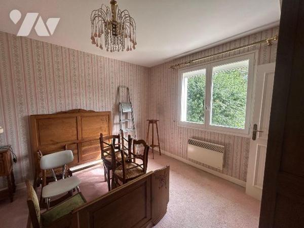 À Vendre à Mauriac (CANTAL)  - Pavillon avec fort potentiel au coeur de la ville.

Idéalement...