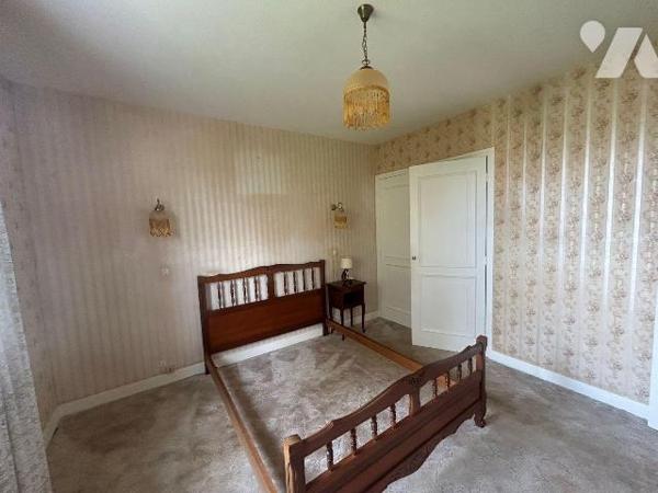 À Vendre à Mauriac (CANTAL)  - Pavillon avec fort potentiel au coeur de la ville.

Idéalement...