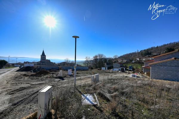 Agréable terrain constructible orienté sud au cœur du village