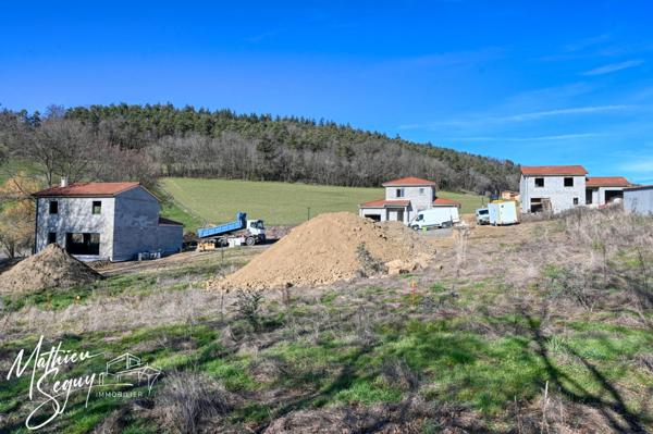 Agréable terrain constructible orienté sud au cœur du village