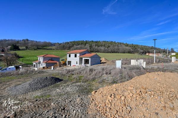 Agréable terrain constructible orienté sud au cœur du village