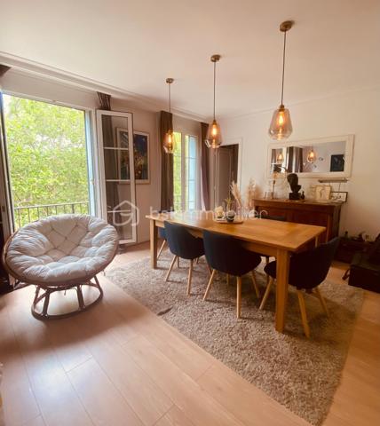 Élégance, lumière et prestations de qualité au dernier étage avec ascenseur

Idéalement situé sur la prestigieuse Avenue Foch, découvrez en exclusivité ce superbe appartement entièrement rénové avec goût, où chaque détail a été pensé pour offrir un cadre de vie aussi confortable qu'élégant.

Situé au dernier étage d'une résidence entretenue avec ascenseur, cet appartement lumineux vous séduira : 

Dès l'entrée, le charme opère immédiatement. Vous serez accueilli par la colonne emblématique de l'architecte.
 Fidèle à la conception d'Auguste Perret, l'appartement bénéficie d'une configuration traversante, offrant une agréable circulation de la lumière, véritable signature du patrimoine havrais.

Il se compose d'une belle entrée, d'un agréable séjour-salon lumineux ouvrant sur un balcon filant.

La cuisine, entièrement aménagée et équipée, allie esthétique et fonctionnalité.

L'espace nuit offre trois belles chambres, une salle d'eau contemporaine ainsi qu'un toilette indépendant.

Les prestations sont complétées par une cave, un stationnement collectif sécurisé dans la cour de la résidence.

Possibilité d'acquérir, en supplément, un garage individuel.

Le confort est assuré toute l'année grâce à un chauffage collectif et une production d'eau chaude collective, inclus dans le fonctionnement de la copropriété.

Les atouts :
Emplacement recherché sur l'Avenue Foch
Dernier étage avec ascenseur
Appartement entièrement rénové avec des matériaux de qualité
Balcon filant
3 chambres
Nombreux rangements
Cuisine aménagée et équipée
Salle d'eau moderne
Cave
Stationnement collectif

Un bien rare sur le secteur, alliant charme, confort et emplacement d'exception, à proximité immédiate de la plage, des commerces, des transports et de toutes les commodités.