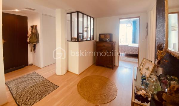 Élégance, lumière et prestations de qualité au dernier étage avec ascenseur

Idéalement situé sur la prestigieuse Avenue Foch, découvrez en exclusivité ce superbe appartement entièrement rénové avec goût, où chaque détail a été pensé pour offrir un cadre de vie aussi confortable qu'élégant.

Situé au dernier étage d'une résidence entretenue avec ascenseur, cet appartement lumineux vous séduira : 

Dès l'entrée, le charme opère immédiatement. Vous serez accueilli par la colonne emblématique de l'architecte.
 Fidèle à la conception d'Auguste Perret, l'appartement bénéficie d'une configuration traversante, offrant une agréable circulation de la lumière, véritable signature du patrimoine havrais.

Il se compose d'une belle entrée, d'un agréable séjour-salon lumineux ouvrant sur un balcon filant.

La cuisine, entièrement aménagée et équipée, allie esthétique et fonctionnalité.

L'espace nuit offre trois belles chambres, une salle d'eau contemporaine ainsi qu'un toilette indépendant.

Les prestations sont complétées par une cave, un stationnement collectif sécurisé dans la cour de la résidence.

Possibilité d'acquérir, en supplément, un garage individuel.

Le confort est assuré toute l'année grâce à un chauffage collectif et une production d'eau chaude collective, inclus dans le fonctionnement de la copropriété.

Les atouts :
Emplacement recherché sur l'Avenue Foch
Dernier étage avec ascenseur
Appartement entièrement rénové avec des matériaux de qualité
Balcon filant
3 chambres
Nombreux rangements
Cuisine aménagée et équipée
Salle d'eau moderne
Cave
Stationnement collectif

Un bien rare sur le secteur, alliant charme, confort et emplacement d'exception, à proximité immédiate de la plage, des commerces, des transports et de toutes les commodités.