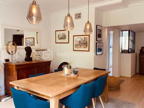 Élégance, lumière et prestations de qualité au dernier étage avec ascenseur

Idéalement situé sur la prestigieuse Avenue Foch, découvrez en exclusivité ce superbe appartement entièrement rénové avec goût, où chaque détail a été pensé pour offrir un cadre de vie aussi confortable qu'élégant.

Situé au dernier étage d'une résidence entretenue avec ascenseur, cet appartement lumineux vous séduira : 

Dès l'entrée, le charme opère immédiatement. Vous serez accueilli par la colonne emblématique de l'architecte.
 Fidèle à la conception d'Auguste Perret, l'appartement bénéficie d'une configuration traversante, offrant une agréable circulation de la lumière, véritable signature du patrimoine havrais.

Il se compose d'une belle entrée, d'un agréable séjour-salon lumineux ouvrant sur un balcon filant.

La cuisine, entièrement aménagée et équipée, allie esthétique et fonctionnalité.

L'espace nuit offre trois belles chambres, une salle d'eau contemporaine ainsi qu'un toilette indépendant.

Les prestations sont complétées par une cave, un stationnement collectif sécurisé dans la cour de la résidence.

Possibilité d'acquérir, en supplément, un garage individuel.

Le confort est assuré toute l'année grâce à un chauffage collectif et une production d'eau chaude collective, inclus dans le fonctionnement de la copropriété.

Les atouts :
Emplacement recherché sur l'Avenue Foch
Dernier étage avec ascenseur
Appartement entièrement rénové avec des matériaux de qualité
Balcon filant
3 chambres
Nombreux rangements
Cuisine aménagée et équipée
Salle d'eau moderne
Cave
Stationnement collectif

Un bien rare sur le secteur, alliant charme, confort et emplacement d'exception, à proximité immédiate de la plage, des commerces, des transports et de toutes les commodités.