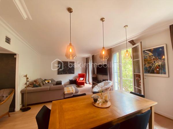 Élégance, lumière et prestations de qualité au dernier étage avec ascenseur

Idéalement situé sur la prestigieuse Avenue Foch, découvrez en exclusivité ce superbe appartement entièrement rénové avec goût, où chaque détail a été pensé pour offrir un cadre de vie aussi confortable qu'élégant.

Situé au dernier étage d'une résidence entretenue avec ascenseur, cet appartement lumineux vous séduira : 

Dès l'entrée, le charme opère immédiatement. Vous serez accueilli par la colonne emblématique de l'architecte.
 Fidèle à la conception d'Auguste Perret, l'appartement bénéficie d'une configuration traversante, offrant une agréable circulation de la lumière, véritable signature du patrimoine havrais.

Il se compose d'une belle entrée, d'un agréable séjour-salon lumineux ouvrant sur un balcon filant.

La cuisine, entièrement aménagée et équipée, allie esthétique et fonctionnalité.

L'espace nuit offre trois belles chambres, une salle d'eau contemporaine ainsi qu'un toilette indépendant.

Les prestations sont complétées par une cave, un stationnement collectif sécurisé dans la cour de la résidence.

Possibilité d'acquérir, en supplément, un garage individuel.

Le confort est assuré toute l'année grâce à un chauffage collectif et une production d'eau chaude collective, inclus dans le fonctionnement de la copropriété.

Les atouts :
Emplacement recherché sur l'Avenue Foch
Dernier étage avec ascenseur
Appartement entièrement rénové avec des matériaux de qualité
Balcon filant
3 chambres
Nombreux rangements
Cuisine aménagée et équipée
Salle d'eau moderne
Cave
Stationnement collectif

Un bien rare sur le secteur, alliant charme, confort et emplacement d'exception, à proximité immédiate de la plage, des commerces, des transports et de toutes les commodités.