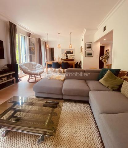 Élégance, lumière et prestations de qualité au dernier étage avec ascenseur

Idéalement situé sur la prestigieuse Avenue Foch, découvrez en exclusivité ce superbe appartement entièrement rénové avec goût, où chaque détail a été pensé pour offrir un cadre de vie aussi confortable qu'élégant.

Situé au dernier étage d'une résidence entretenue avec ascenseur, cet appartement lumineux vous séduira : 

Dès l'entrée, le charme opère immédiatement. Vous serez accueilli par la colonne emblématique de l'architecte.
 Fidèle à la conception d'Auguste Perret, l'appartement bénéficie d'une configuration traversante, offrant une agréable circulation de la lumière, véritable signature du patrimoine havrais.

Il se compose d'une belle entrée, d'un agréable séjour-salon lumineux ouvrant sur un balcon filant.

La cuisine, entièrement aménagée et équipée, allie esthétique et fonctionnalité.

L'espace nuit offre trois belles chambres, une salle d'eau contemporaine ainsi qu'un toilette indépendant.

Les prestations sont complétées par une cave, un stationnement collectif sécurisé dans la cour de la résidence.

Possibilité d'acquérir, en supplément, un garage individuel.

Le confort est assuré toute l'année grâce à un chauffage collectif et une production d'eau chaude collective, inclus dans le fonctionnement de la copropriété.

Les atouts :
Emplacement recherché sur l'Avenue Foch
Dernier étage avec ascenseur
Appartement entièrement rénové avec des matériaux de qualité
Balcon filant
3 chambres
Nombreux rangements
Cuisine aménagée et équipée
Salle d'eau moderne
Cave
Stationnement collectif

Un bien rare sur le secteur, alliant charme, confort et emplacement d'exception, à proximité immédiate de la plage, des commerces, des transports et de toutes les commodités.