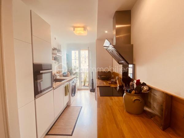 Élégance, lumière et prestations de qualité au dernier étage avec ascenseur

Idéalement situé sur la prestigieuse Avenue Foch, découvrez en exclusivité ce superbe appartement entièrement rénové avec goût, où chaque détail a été pensé pour offrir un cadre de vie aussi confortable qu'élégant.

Situé au dernier étage d'une résidence entretenue avec ascenseur, cet appartement lumineux vous séduira : 

Dès l'entrée, le charme opère immédiatement. Vous serez accueilli par la colonne emblématique de l'architecte.
 Fidèle à la conception d'Auguste Perret, l'appartement bénéficie d'une configuration traversante, offrant une agréable circulation de la lumière, véritable signature du patrimoine havrais.

Il se compose d'une belle entrée, d'un agréable séjour-salon lumineux ouvrant sur un balcon filant.

La cuisine, entièrement aménagée et équipée, allie esthétique et fonctionnalité.

L'espace nuit offre trois belles chambres, une salle d'eau contemporaine ainsi qu'un toilette indépendant.

Les prestations sont complétées par une cave, un stationnement collectif sécurisé dans la cour de la résidence.

Possibilité d'acquérir, en supplément, un garage individuel.

Le confort est assuré toute l'année grâce à un chauffage collectif et une production d'eau chaude collective, inclus dans le fonctionnement de la copropriété.

Les atouts :
Emplacement recherché sur l'Avenue Foch
Dernier étage avec ascenseur
Appartement entièrement rénové avec des matériaux de qualité
Balcon filant
3 chambres
Nombreux rangements
Cuisine aménagée et équipée
Salle d'eau moderne
Cave
Stationnement collectif

Un bien rare sur le secteur, alliant charme, confort et emplacement d'exception, à proximité immédiate de la plage, des commerces, des transports et de toutes les commodités.