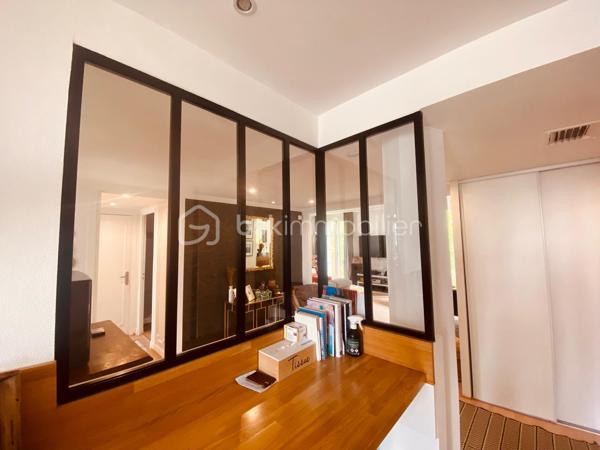 Élégance, lumière et prestations de qualité au dernier étage avec ascenseur

Idéalement situé sur la prestigieuse Avenue Foch, découvrez en exclusivité ce superbe appartement entièrement rénové avec goût, où chaque détail a été pensé pour offrir un cadre de vie aussi confortable qu'élégant.

Situé au dernier étage d'une résidence entretenue avec ascenseur, cet appartement lumineux vous séduira : 

Dès l'entrée, le charme opère immédiatement. Vous serez accueilli par la colonne emblématique de l'architecte.
 Fidèle à la conception d'Auguste Perret, l'appartement bénéficie d'une configuration traversante, offrant une agréable circulation de la lumière, véritable signature du patrimoine havrais.

Il se compose d'une belle entrée, d'un agréable séjour-salon lumineux ouvrant sur un balcon filant.

La cuisine, entièrement aménagée et équipée, allie esthétique et fonctionnalité.

L'espace nuit offre trois belles chambres, une salle d'eau contemporaine ainsi qu'un toilette indépendant.

Les prestations sont complétées par une cave, un stationnement collectif sécurisé dans la cour de la résidence.

Possibilité d'acquérir, en supplément, un garage individuel.

Le confort est assuré toute l'année grâce à un chauffage collectif et une production d'eau chaude collective, inclus dans le fonctionnement de la copropriété.

Les atouts :
Emplacement recherché sur l'Avenue Foch
Dernier étage avec ascenseur
Appartement entièrement rénové avec des matériaux de qualité
Balcon filant
3 chambres
Nombreux rangements
Cuisine aménagée et équipée
Salle d'eau moderne
Cave
Stationnement collectif

Un bien rare sur le secteur, alliant charme, confort et emplacement d'exception, à proximité immédiate de la plage, des commerces, des transports et de toutes les commodités.