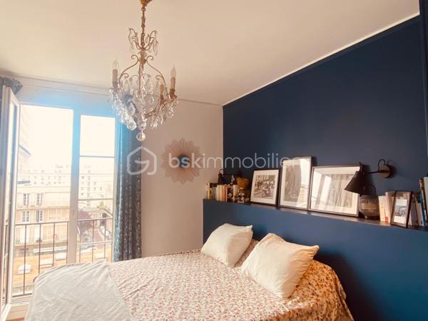 Élégance, lumière et prestations de qualité au dernier étage avec ascenseur

Idéalement situé sur la prestigieuse Avenue Foch, découvrez en exclusivité ce superbe appartement entièrement rénové avec goût, où chaque détail a été pensé pour offrir un cadre de vie aussi confortable qu'élégant.

Situé au dernier étage d'une résidence entretenue avec ascenseur, cet appartement lumineux vous séduira : 

Dès l'entrée, le charme opère immédiatement. Vous serez accueilli par la colonne emblématique de l'architecte.
 Fidèle à la conception d'Auguste Perret, l'appartement bénéficie d'une configuration traversante, offrant une agréable circulation de la lumière, véritable signature du patrimoine havrais.

Il se compose d'une belle entrée, d'un agréable séjour-salon lumineux ouvrant sur un balcon filant.

La cuisine, entièrement aménagée et équipée, allie esthétique et fonctionnalité.

L'espace nuit offre trois belles chambres, une salle d'eau contemporaine ainsi qu'un toilette indépendant.

Les prestations sont complétées par une cave, un stationnement collectif sécurisé dans la cour de la résidence.

Possibilité d'acquérir, en supplément, un garage individuel.

Le confort est assuré toute l'année grâce à un chauffage collectif et une production d'eau chaude collective, inclus dans le fonctionnement de la copropriété.

Les atouts :
Emplacement recherché sur l'Avenue Foch
Dernier étage avec ascenseur
Appartement entièrement rénové avec des matériaux de qualité
Balcon filant
3 chambres
Nombreux rangements
Cuisine aménagée et équipée
Salle d'eau moderne
Cave
Stationnement collectif

Un bien rare sur le secteur, alliant charme, confort et emplacement d'exception, à proximité immédiate de la plage, des commerces, des transports et de toutes les commodités.