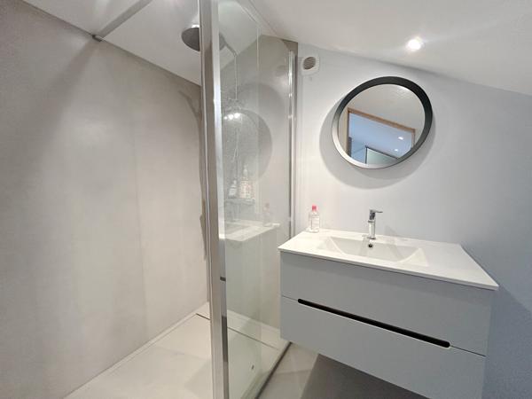MAISON FAMILIALE RÉNOVÉE - QUARTIER LA GENETTE - 3/4 CHAMBRES - PISCINE ET BOX 998 400 € **  - Référence  ND737D2