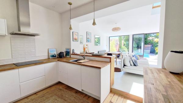 MAISON FAMILIALE RÉNOVÉE - QUARTIER LA GENETTE - 3/4 CHAMBRES - PISCINE ET BOX 998 400 € **  - Référence  ND737D2