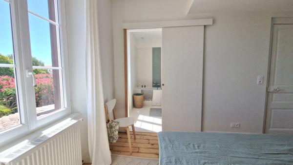 MAISON FAMILIALE RÉNOVÉE - QUARTIER LA GENETTE - 3/4 CHAMBRES - PISCINE ET BOX 998 400 € **  - Référence  ND737D2