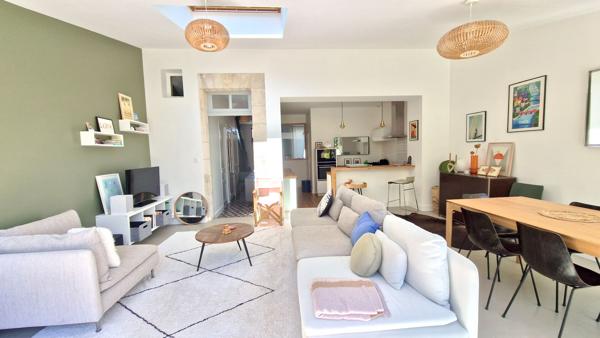 MAISON FAMILIALE RÉNOVÉE - QUARTIER LA GENETTE - 3/4 CHAMBRES - PISCINE ET BOX 998 400 € **  - Référence  ND737D2
