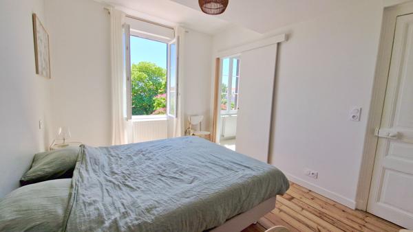 MAISON FAMILIALE RÉNOVÉE - QUARTIER LA GENETTE - 3/4 CHAMBRES - PISCINE ET BOX 998 400 € **  - Référence  ND737D2