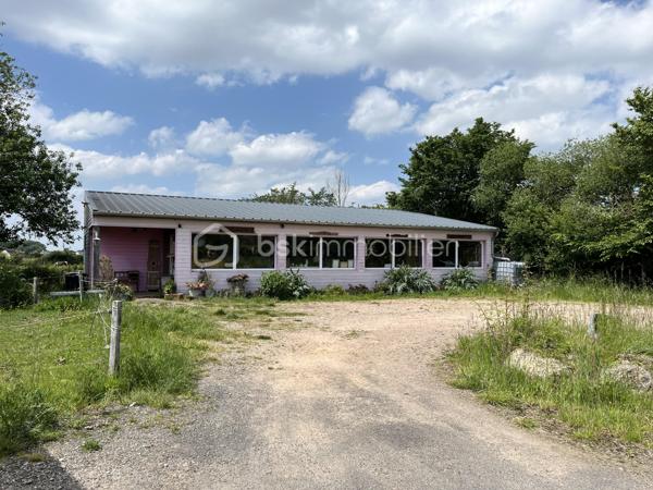 Situé à Mesnil-en-Ouche, ensemble immobilier offrant un beau potentiel pour un professionnel ou un investisseur.

Le bien se compose d’un local d’environ 100 m², ainsi que d’une station de lavage automobile en fonctionnement.

L’ensemble est implanté sur une parcelle constructible d’environ 6 900 m², offrant différentes possibilités d’évolution ou de développement selon votre projet.

Le local présente également un potentiel de transformation en habitation permettant d’envisager différents usages.

Un bien aux multiples possibilités.

Une visite filmée est disponible sur YT (ÉLISE SOARES immobilier)