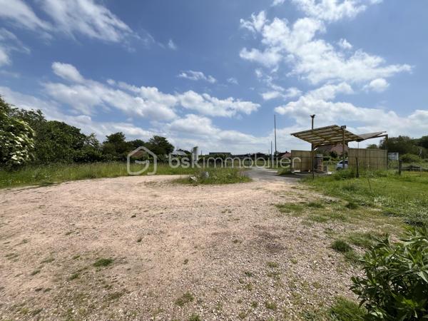 Situé à Mesnil-en-Ouche, ensemble immobilier offrant un beau potentiel pour un professionnel ou un investisseur.

Le bien se compose d’un local d’environ 100 m², ainsi que d’une station de lavage automobile en fonctionnement.

L’ensemble est implanté sur une parcelle constructible d’environ 6 900 m², offrant différentes possibilités d’évolution ou de développement selon votre projet.

Le local présente également un potentiel de transformation en habitation permettant d’envisager différents usages.

Un bien aux multiples possibilités.

Une visite filmée est disponible sur YT (ÉLISE SOARES immobilier)