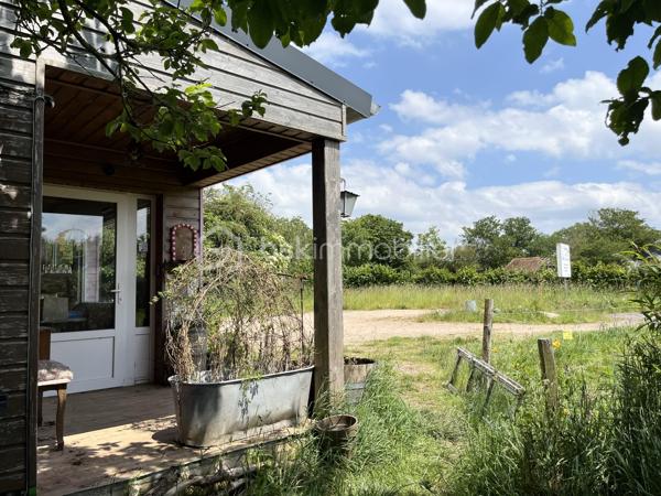 Situé à Mesnil-en-Ouche, ensemble immobilier offrant un beau potentiel pour un professionnel ou un investisseur.

Le bien se compose d’un local d’environ 100 m², ainsi que d’une station de lavage automobile en fonctionnement.

L’ensemble est implanté sur une parcelle constructible d’environ 6 900 m², offrant différentes possibilités d’évolution ou de développement selon votre projet.

Le local présente également un potentiel de transformation en habitation permettant d’envisager différents usages.

Un bien aux multiples possibilités.

Une visite filmée est disponible sur YT (ÉLISE SOARES immobilier)