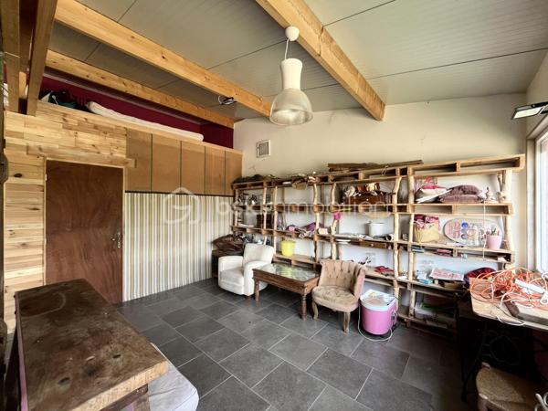 Situé à Mesnil-en-Ouche, ensemble immobilier offrant un beau potentiel pour un professionnel ou un investisseur.

Le bien se compose d’un local d’environ 100 m², ainsi que d’une station de lavage automobile en fonctionnement.

L’ensemble est implanté sur une parcelle constructible d’environ 6 900 m², offrant différentes possibilités d’évolution ou de développement selon votre projet.

Le local présente également un potentiel de transformation en habitation permettant d’envisager différents usages.

Un bien aux multiples possibilités.

Une visite filmée est disponible sur YT (ÉLISE SOARES immobilier)