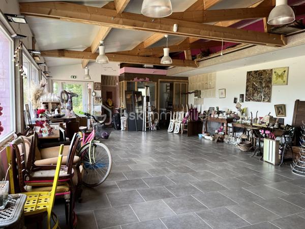 Situé à Mesnil-en-Ouche, ensemble immobilier offrant un beau potentiel pour un professionnel ou un investisseur.

Le bien se compose d’un local d’environ 100 m², ainsi que d’une station de lavage automobile en fonctionnement.

L’ensemble est implanté sur une parcelle constructible d’environ 6 900 m², offrant différentes possibilités d’évolution ou de développement selon votre projet.

Le local présente également un potentiel de transformation en habitation permettant d’envisager différents usages.

Un bien aux multiples possibilités.

Une visite filmée est disponible sur YT (ÉLISE SOARES immobilier)