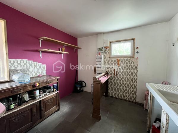 Situé à Mesnil-en-Ouche, ensemble immobilier offrant un beau potentiel pour un professionnel ou un investisseur.

Le bien se compose d’un local d’environ 100 m², ainsi que d’une station de lavage automobile en fonctionnement.

L’ensemble est implanté sur une parcelle constructible d’environ 6 900 m², offrant différentes possibilités d’évolution ou de développement selon votre projet.

Le local présente également un potentiel de transformation en habitation permettant d’envisager différents usages.

Un bien aux multiples possibilités.

Une visite filmée est disponible sur YT (ÉLISE SOARES immobilier)