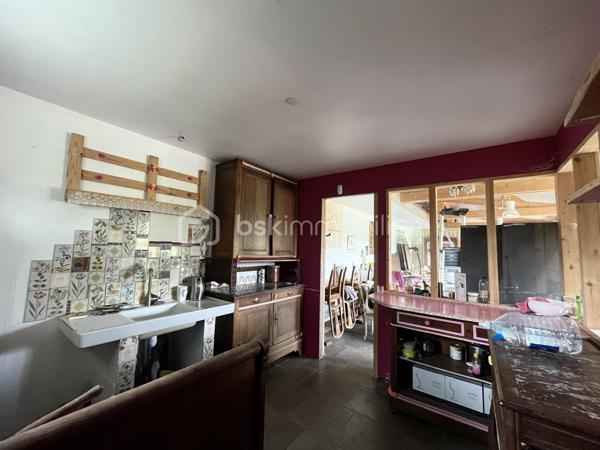 Situé à Mesnil-en-Ouche, ensemble immobilier offrant un beau potentiel pour un professionnel ou un investisseur.

Le bien se compose d’un local d’environ 100 m², ainsi que d’une station de lavage automobile en fonctionnement.

L’ensemble est implanté sur une parcelle constructible d’environ 6 900 m², offrant différentes possibilités d’évolution ou de développement selon votre projet.

Le local présente également un potentiel de transformation en habitation permettant d’envisager différents usages.

Un bien aux multiples possibilités.

Une visite filmée est disponible sur YT (ÉLISE SOARES immobilier)