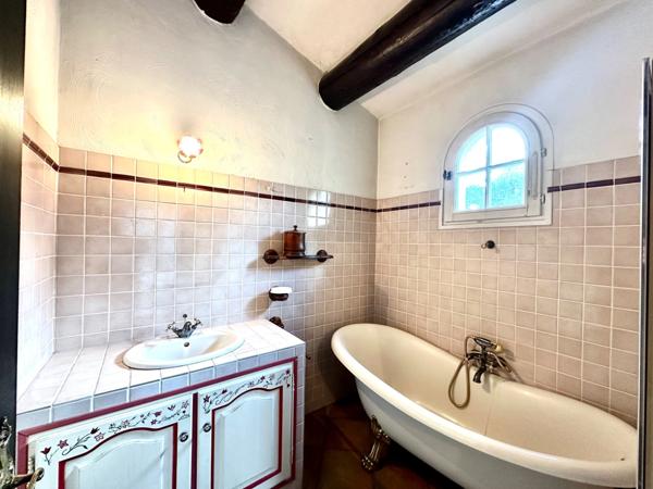 Tourves – Maison de charme de 160m2 avec garage de 23m2, cave et chalet sur 11 800 m² de terrain, au calme absolu