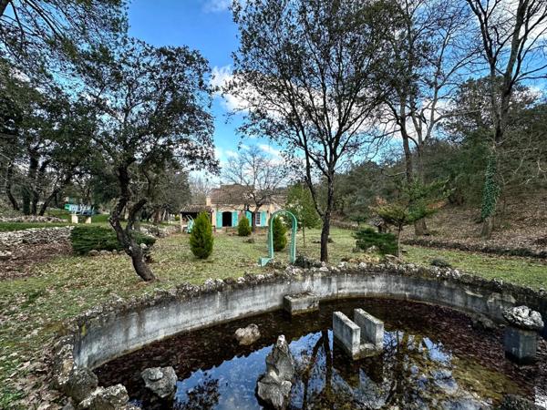 Tourves – Maison de charme de 160m2 avec garage de 23m2, cave et chalet sur 11 800 m² de terrain, au calme absolu