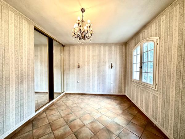 Tourves – Maison de charme de 160m2 avec garage de 23m2, cave et chalet sur 11 800 m² de terrain, au calme absolu