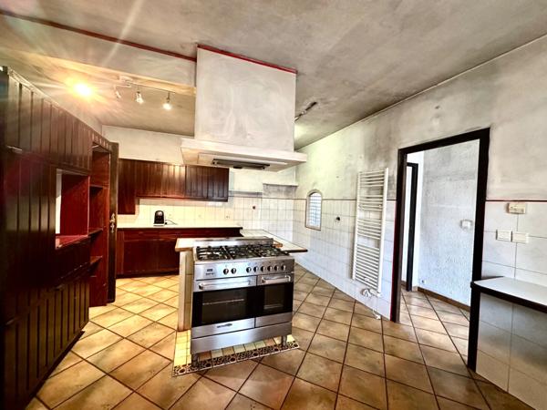 Tourves – Maison de charme de 160m2 avec garage de 23m2, cave et chalet sur 11 800 m² de terrain, au calme absolu