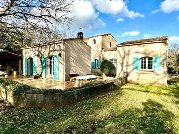 Tourves – Maison de charme de 160m2 avec garage de 23m2, cave et chalet sur 11 800 m² de terrain, au calme absolu