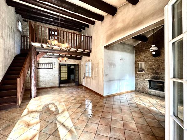 Tourves – Maison de charme de 160m2 avec garage de 23m2, cave et chalet sur 11 800 m² de terrain, au calme absolu