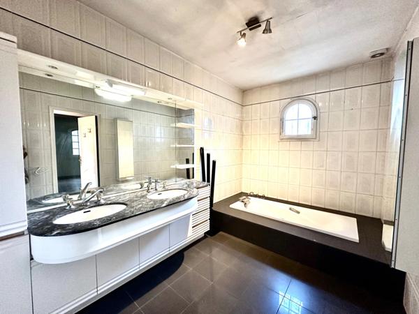 Tourves – Maison de charme de 160m2 avec garage de 23m2, cave et chalet sur 11 800 m² de terrain, au calme absolu