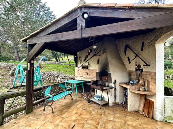 Tourves – Maison de charme de 160m2 avec garage de 23m2, cave et chalet sur 11 800 m² de terrain, au calme absolu