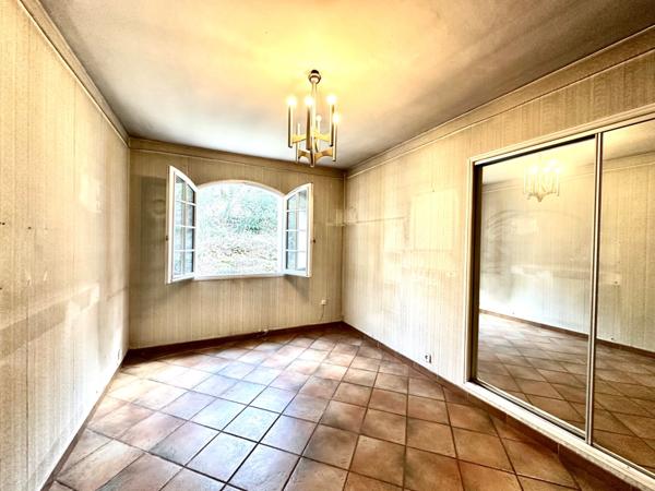 Tourves – Maison de charme de 160m2 avec garage de 23m2, cave et chalet sur 11 800 m² de terrain, au calme absolu