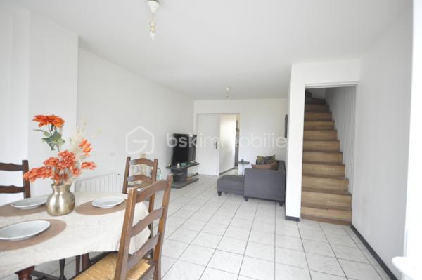 Très proche du centre de LIANCOURT et de toutes les commodités, maison de 80m² environ composée de deux niveau avec une cave, une dépendance  et édifié sur un terrain de 500 m². Elle comprend un séjour, une cuisine équipée et un WC. Au premier étage, nous avons deux chambres et une salle d'eau. Au dernier étage, nous avons une grande chambre. Cette maison en pierre est prête à accueillir une famille. La ville dispose de deux écoles élémentaires primaire et maternelle. Elle dispose aussi d'un collège et d'une crèche. En terme de commodités LIANCOURT à deux pharmacies, deux boulangeries, une épicerie et plusieurs commerces de bouche.
Pour les loisirs cette ville vous offre une piscine fraichement rénovée, des parcours de courses à pieds, des bandes cyclables, un terrain de foot, un city stade à proximité des écoles, différents club sportif(Judo, football, basket Ball, natation), une école de musique et bien d'autre choses.

Nous sommes à 20 min à pied de la GARE de LIANCOURT/RANTIGNY
Nous sommes à 47min de  PARIS GARE DE NORD par le TER ou Intercités PARIS/AMIENS 
Ce bien vous est proposé par Cédric au 0686885039.