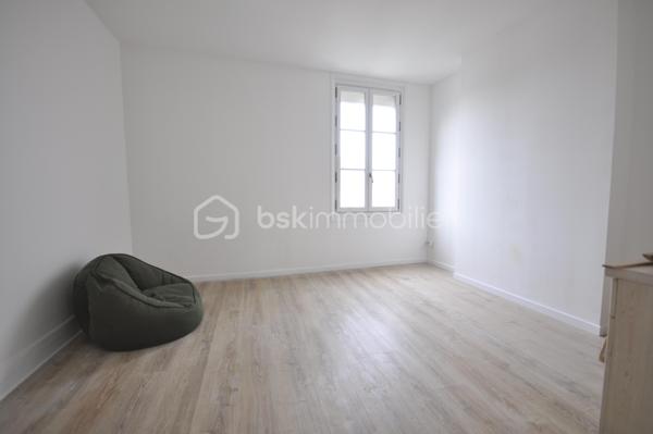 Très proche du centre de LIANCOURT et de toutes les commodités, maison de 80m² environ composée de deux niveau avec une cave, une dépendance  et édifié sur un terrain de 500 m². Elle comprend un séjour, une cuisine équipée et un WC. Au premier étage, nous avons deux chambres et une salle d'eau. Au dernier étage, nous avons une grande chambre. Cette maison en pierre est prête à accueillir une famille. La ville dispose de deux écoles élémentaires primaire et maternelle. Elle dispose aussi d'un collège et d'une crèche. En terme de commodités LIANCOURT à deux pharmacies, deux boulangeries, une épicerie et plusieurs commerces de bouche.
Pour les loisirs cette ville vous offre une piscine fraichement rénovée, des parcours de courses à pieds, des bandes cyclables, un terrain de foot, un city stade à proximité des écoles, différents club sportif(Judo, football, basket Ball, natation), une école de musique et bien d'autre choses.

Nous sommes à 20 min à pied de la GARE de LIANCOURT/RANTIGNY
Nous sommes à 47min de  PARIS GARE DE NORD par le TER ou Intercités PARIS/AMIENS 
Ce bien vous est proposé par Cédric au 0686885039.