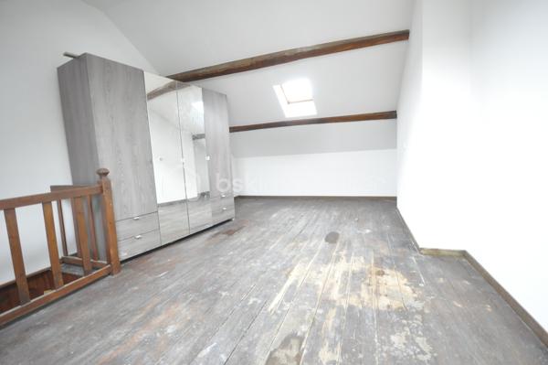Très proche du centre de LIANCOURT et de toutes les commodités, maison de 80m² environ composée de deux niveau avec une cave, une dépendance  et édifié sur un terrain de 500 m². Elle comprend un séjour, une cuisine équipée et un WC. Au premier étage, nous avons deux chambres et une salle d'eau. Au dernier étage, nous avons une grande chambre. Cette maison en pierre est prête à accueillir une famille. La ville dispose de deux écoles élémentaires primaire et maternelle. Elle dispose aussi d'un collège et d'une crèche. En terme de commodités LIANCOURT à deux pharmacies, deux boulangeries, une épicerie et plusieurs commerces de bouche.
Pour les loisirs cette ville vous offre une piscine fraichement rénovée, des parcours de courses à pieds, des bandes cyclables, un terrain de foot, un city stade à proximité des écoles, différents club sportif(Judo, football, basket Ball, natation), une école de musique et bien d'autre choses.

Nous sommes à 20 min à pied de la GARE de LIANCOURT/RANTIGNY
Nous sommes à 47min de  PARIS GARE DE NORD par le TER ou Intercités PARIS/AMIENS 
Ce bien vous est proposé par Cédric au 0686885039.