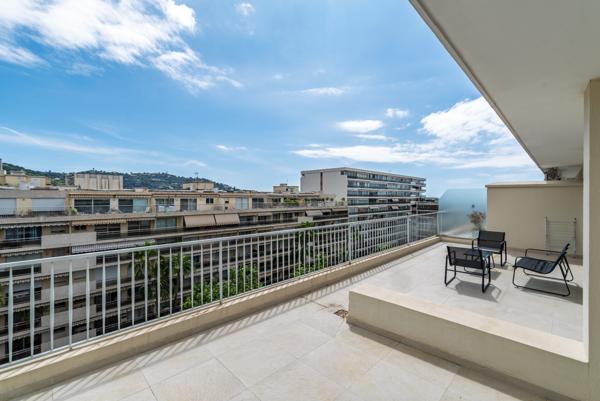 Cannes-lycée Carnot : 4 pièces Roof top traversant et rénové avec 2 grandes terrasses et aperçu mer